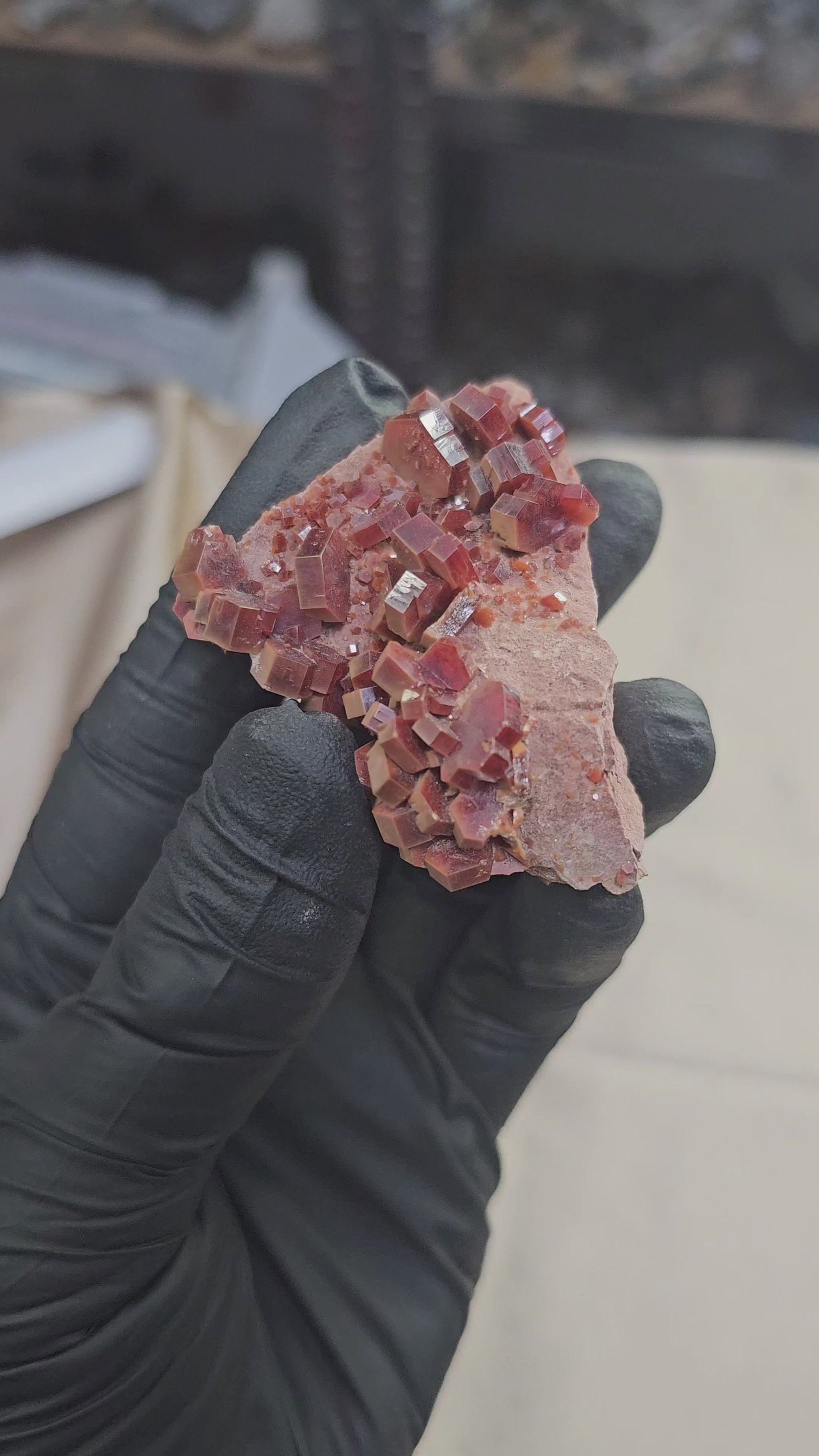 Vanadinite rouge à cristaux hexagonaux 82g de Mibladen au Maroc - Vue en 360° et du dessus