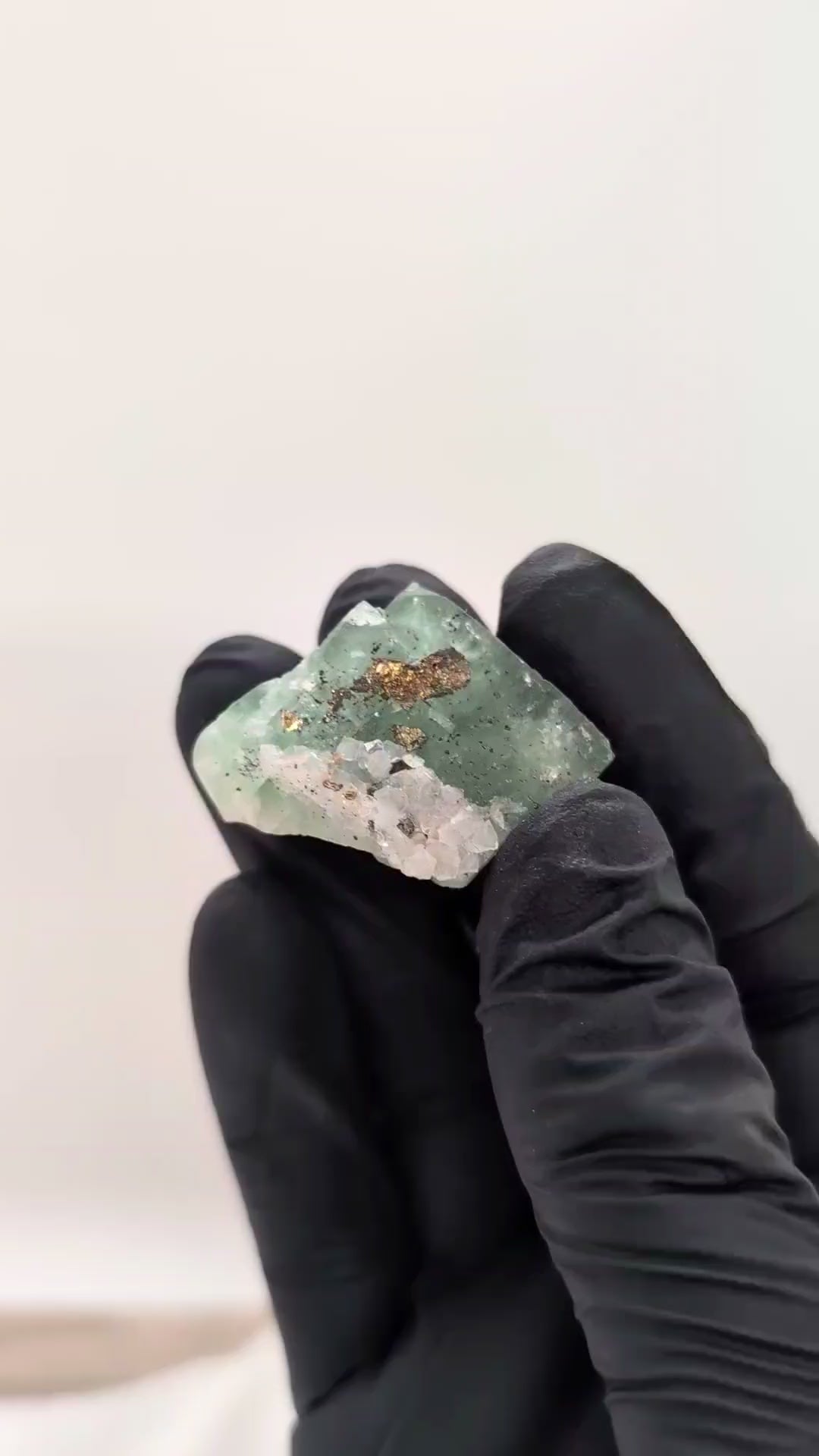 Fluorite verte avec pyrite et quartz 20g d'El Hammam au Maroc