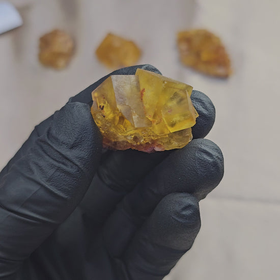 Fluorite maclée jaune miel de 25g en provenance d'Aouli au Maroc - Vue à 360°