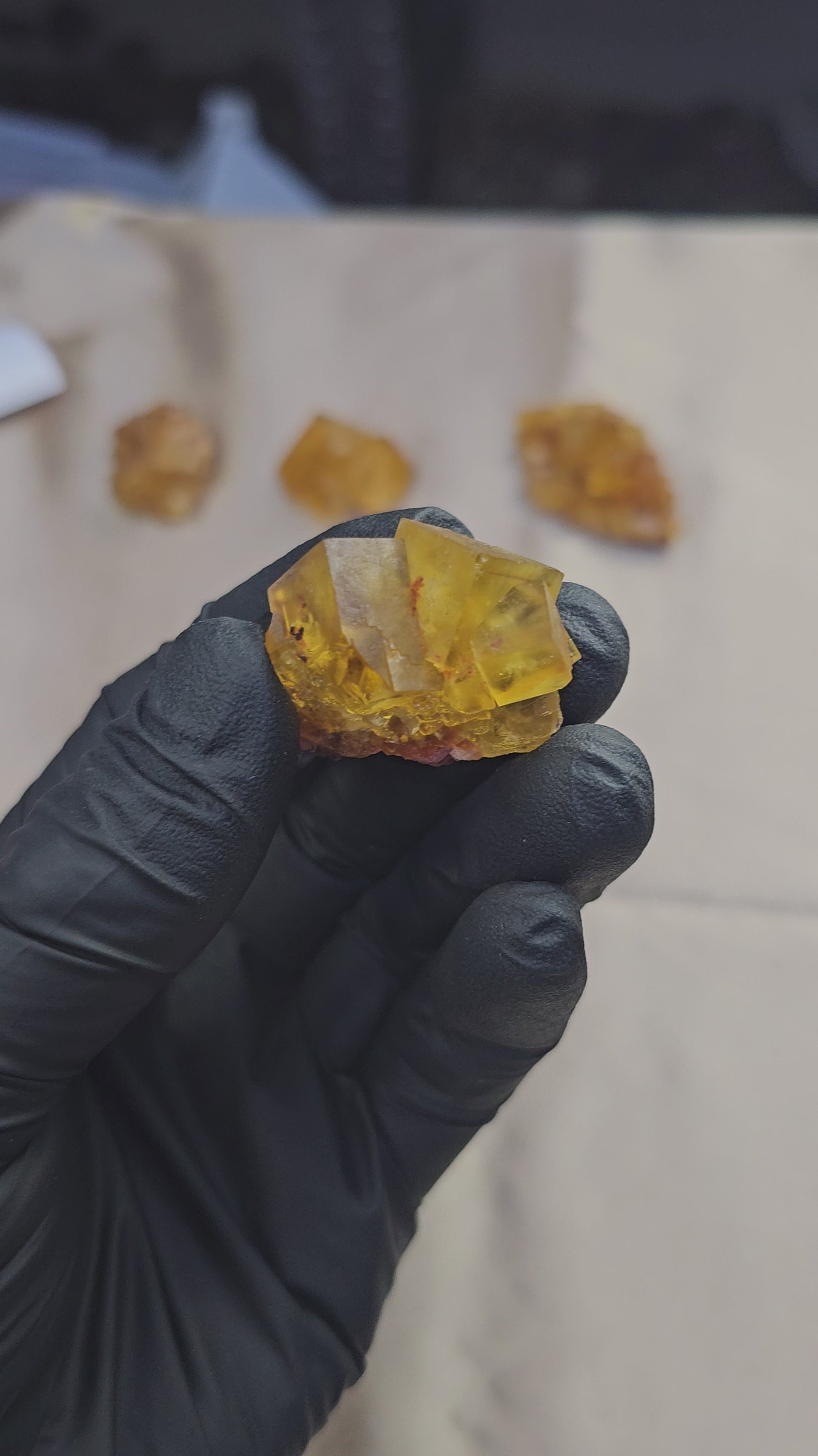 Fluorite maclée jaune miel de 25g en provenance d'Aouli au Maroc - Vue à 360°