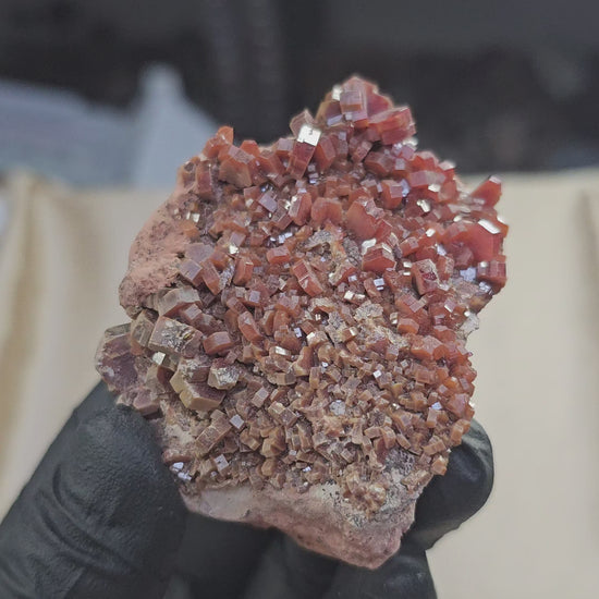 Vanadinite rouge à cristaux hexagonaux 103g de Mibladen au Maroc - Présentation en 360°