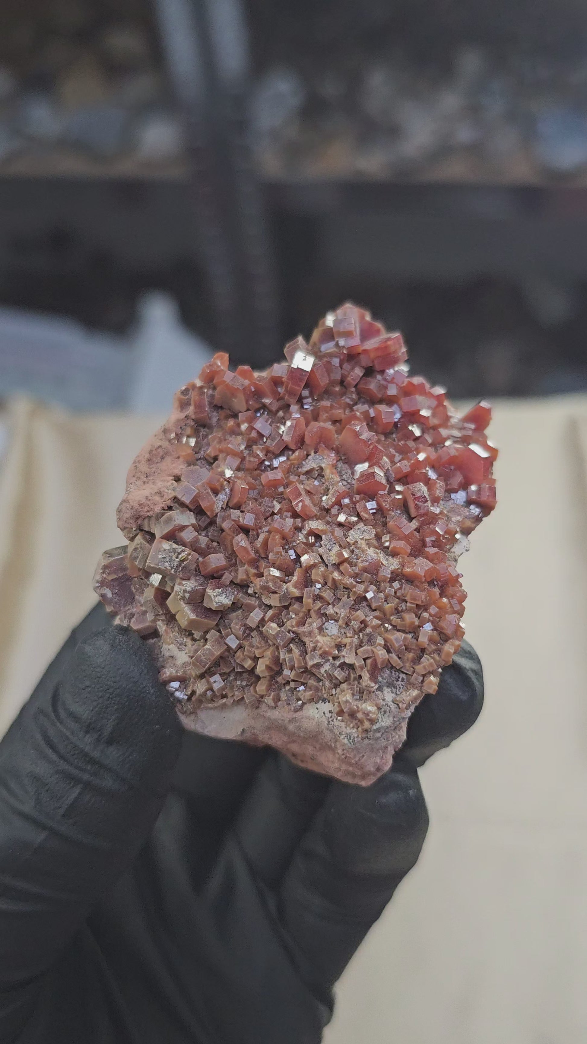 Vanadinite rouge à cristaux hexagonaux 103g de Mibladen au Maroc - Présentation en 360°