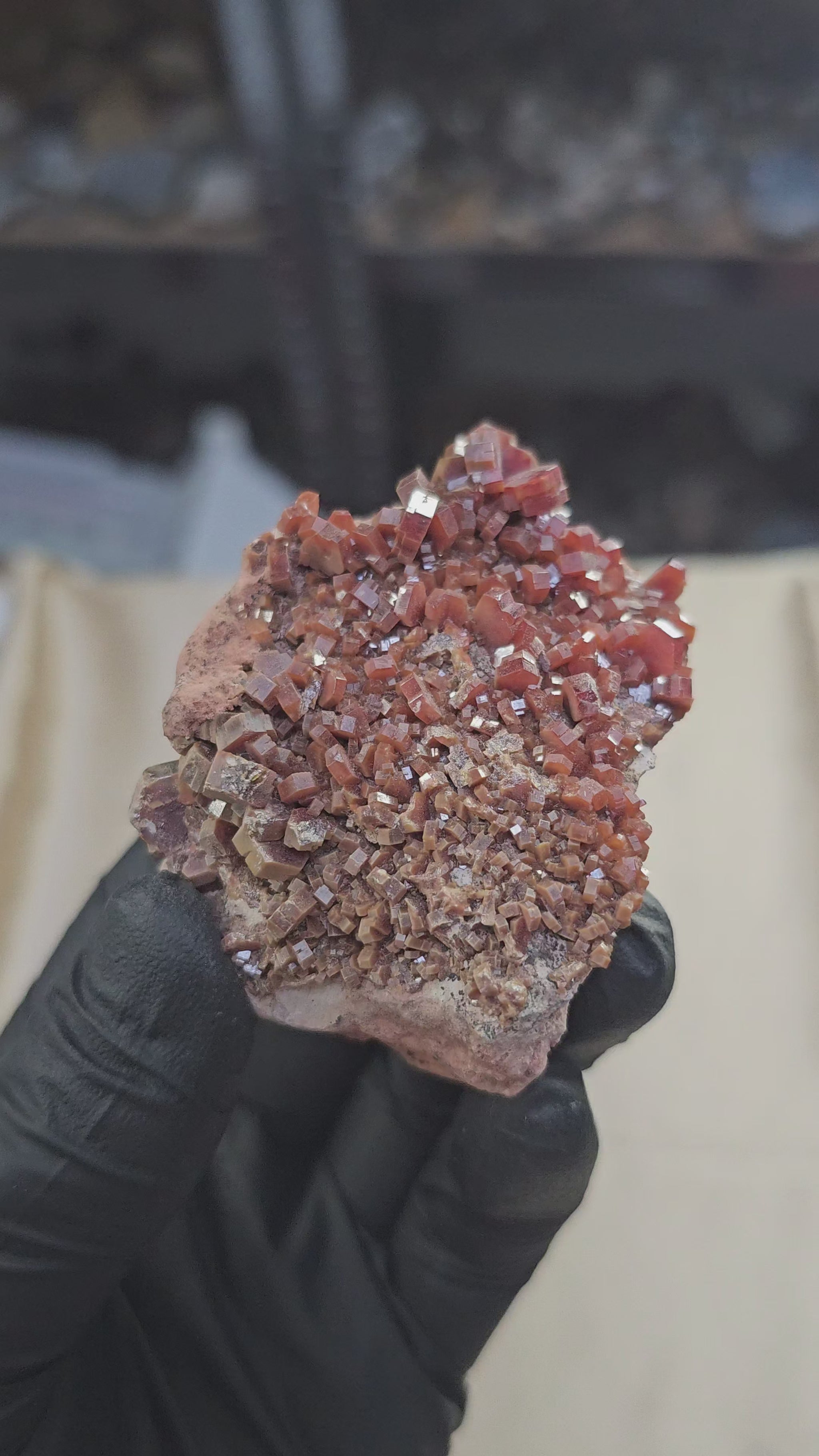 Vanadinite rouge à cristaux hexagonaux 103g de Mibladen au Maroc - Présentation en 360°