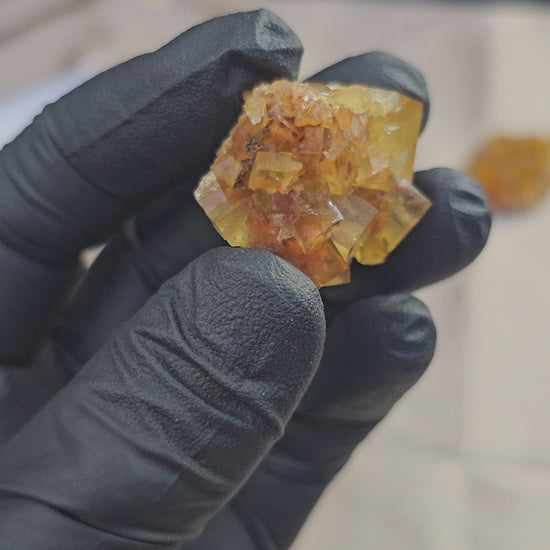 Fluorite maclée jaune miel et orangée de collection du Maroc 20g - Vue en 360° sous lumière