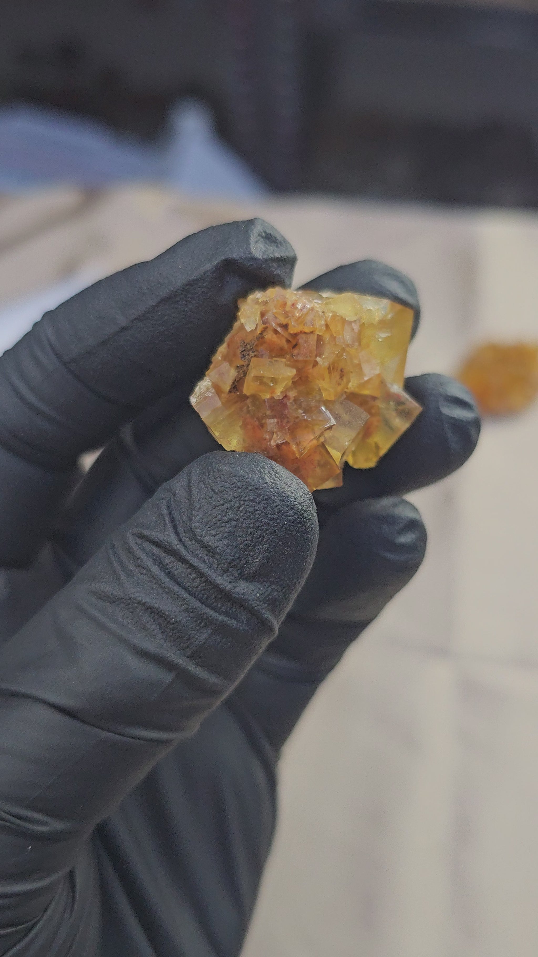 Fluorite maclée jaune miel et orangée de collection du Maroc 20g - Vue en 360° sous lumière