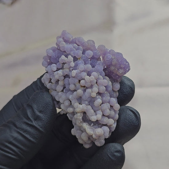 Calcédoine botryoïdale cristallisée à grains de raisin violets 40g - Vue en 360°