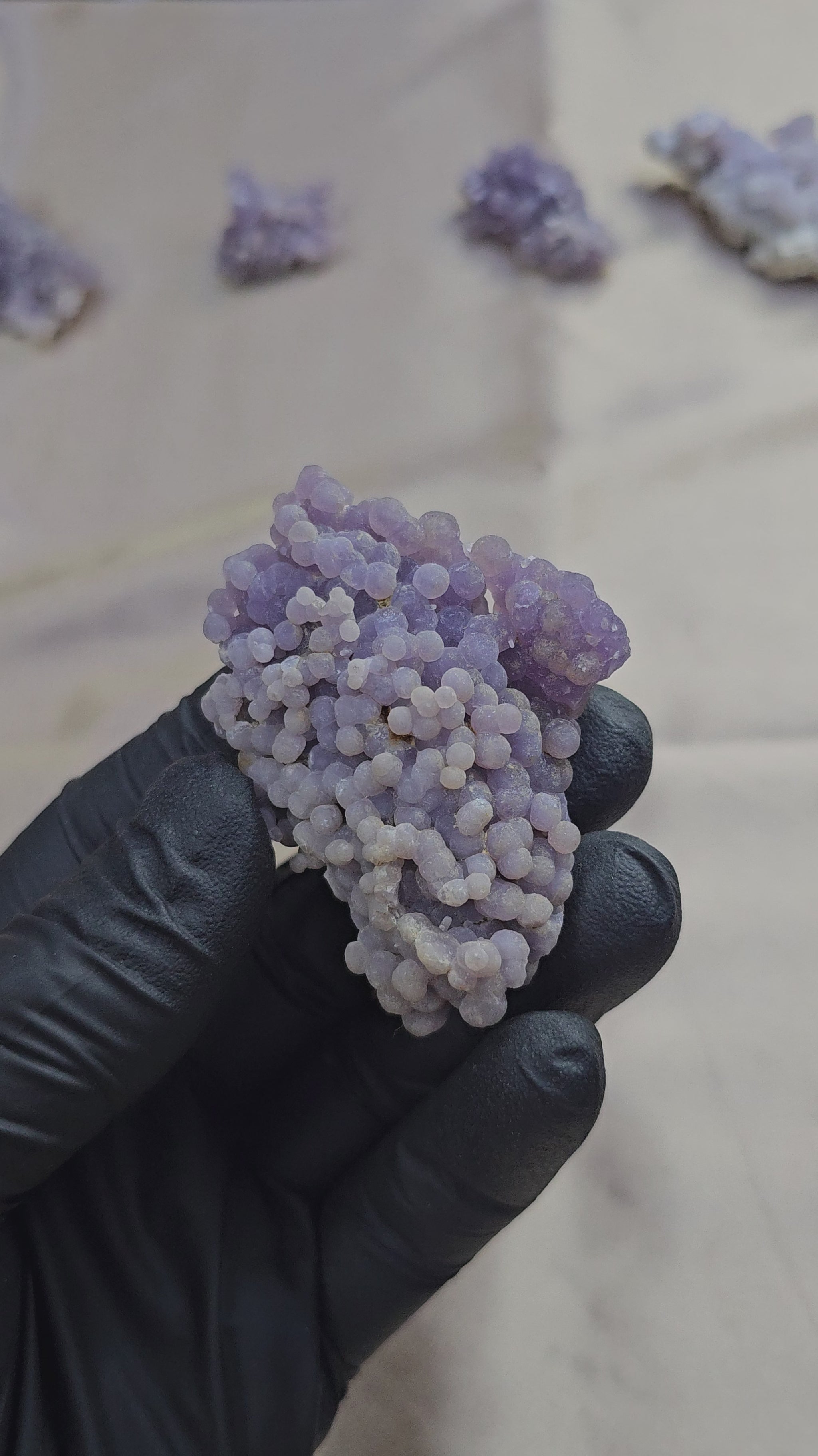 Calcédoine botryoïdale cristallisée à grains de raisin violets 40g - Vue en 360°