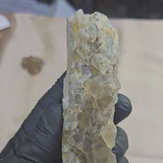 Plaque de fluorite jaune ambre sur gangue rocheuse du Maroc de 203g - Vue en 360°