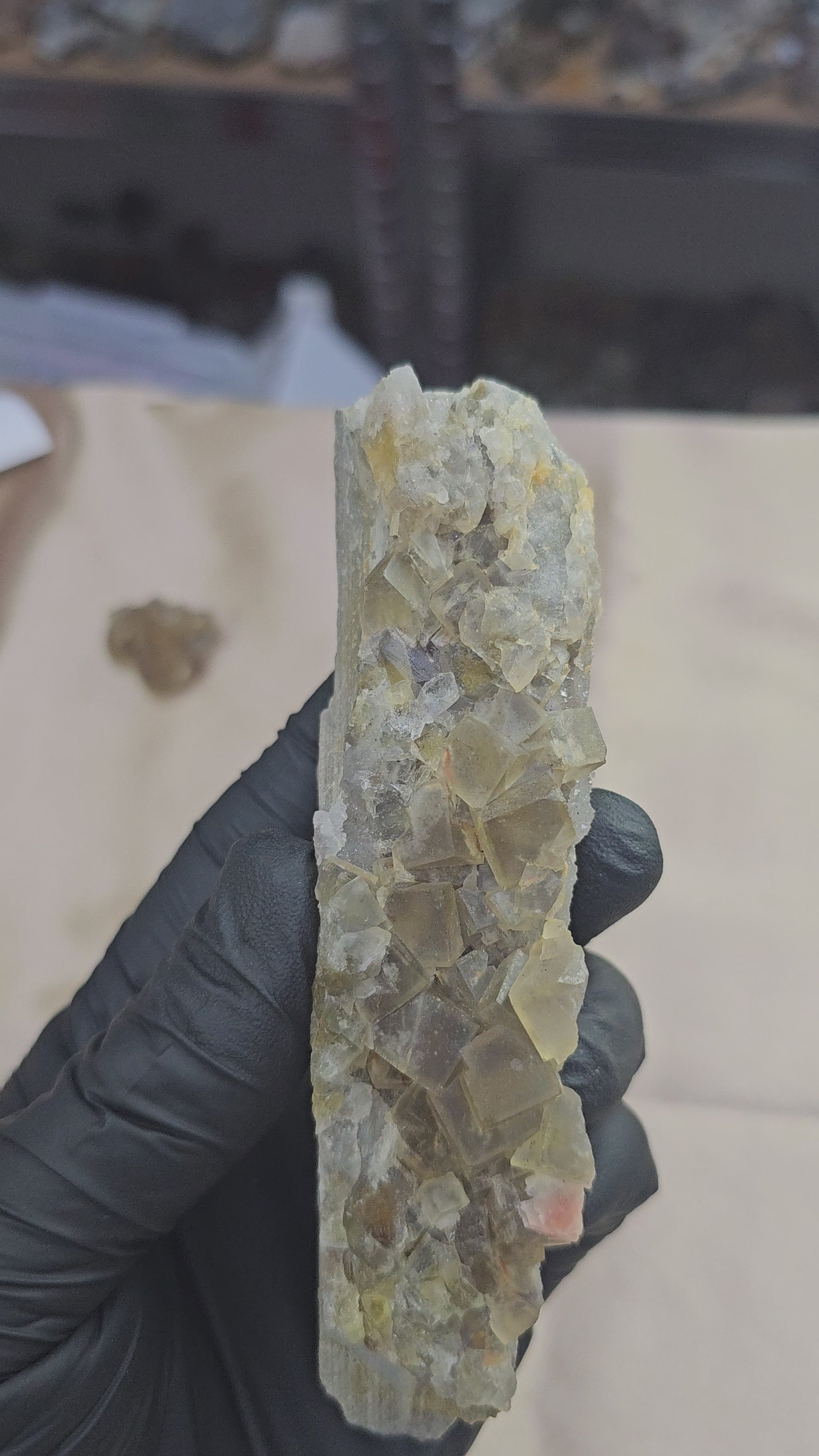 Plaque de fluorite jaune ambre sur gangue rocheuse du Maroc de 203g - Vue en 360°
