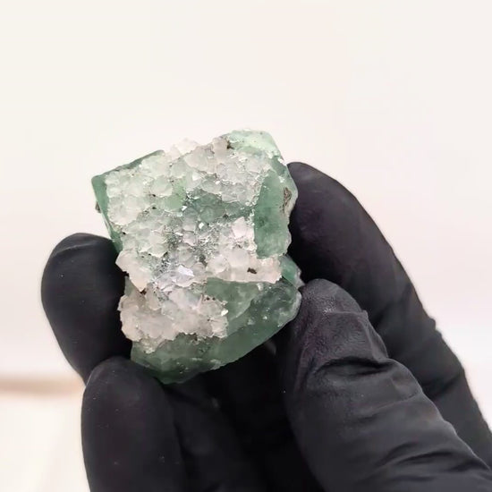 Fluorite vert d'eau avec quartz et pyrite de 47g de la mine d'El Hammam au Maroc
