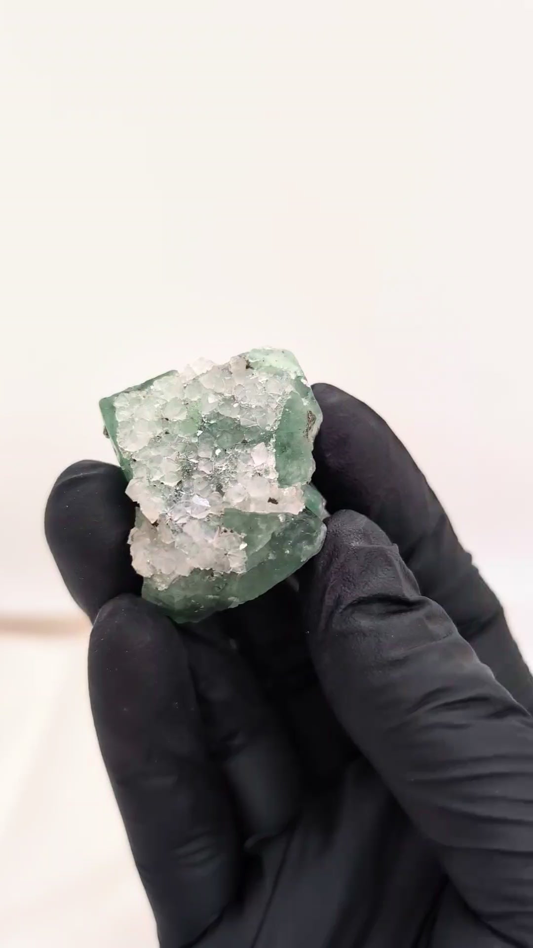 Fluorite vert d'eau avec quartz et pyrite de 47g de la mine d'El Hammam au Maroc