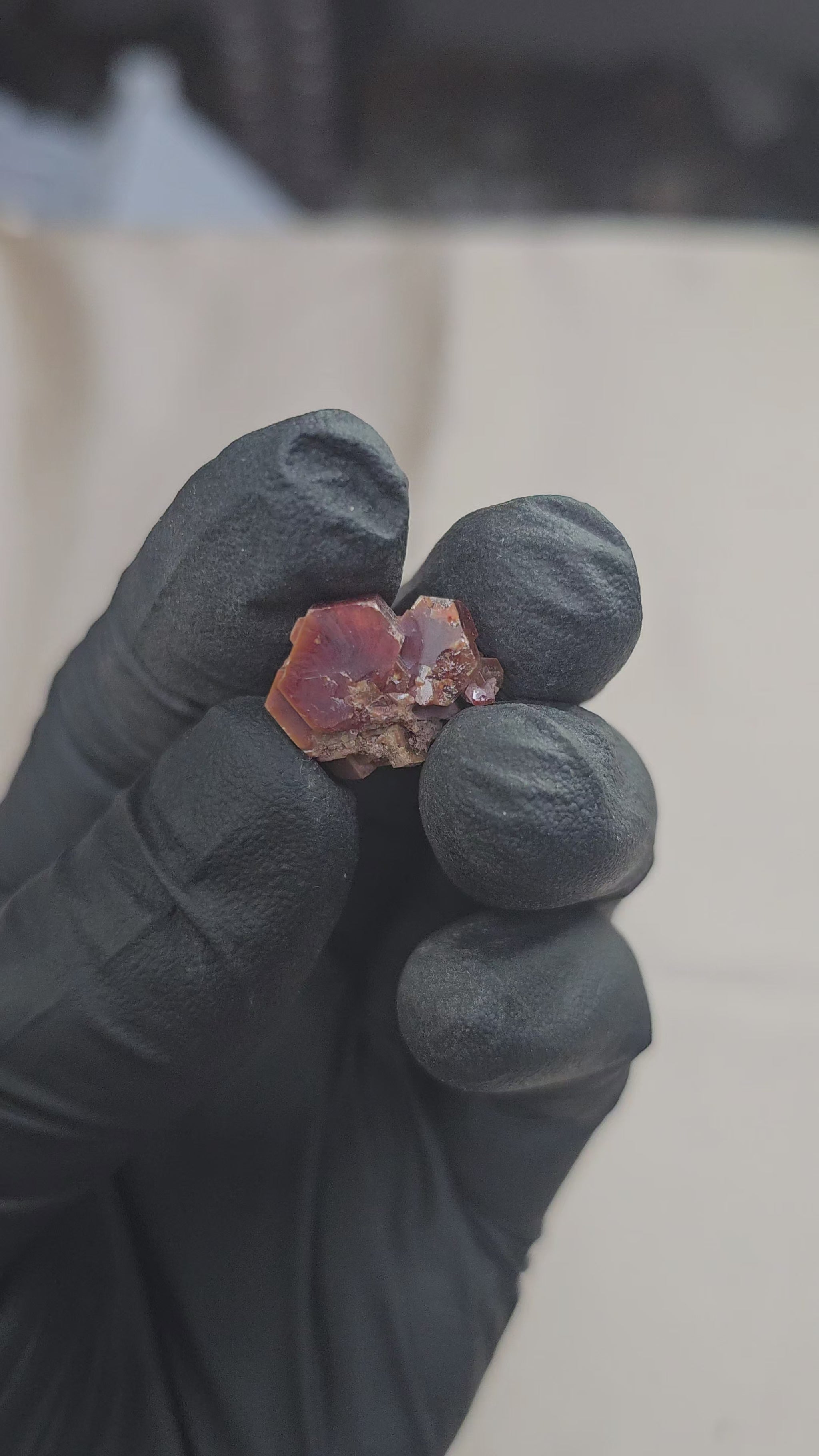 Cristaux de vanadinite rouge du Maroc de 6g - Vue en 360°