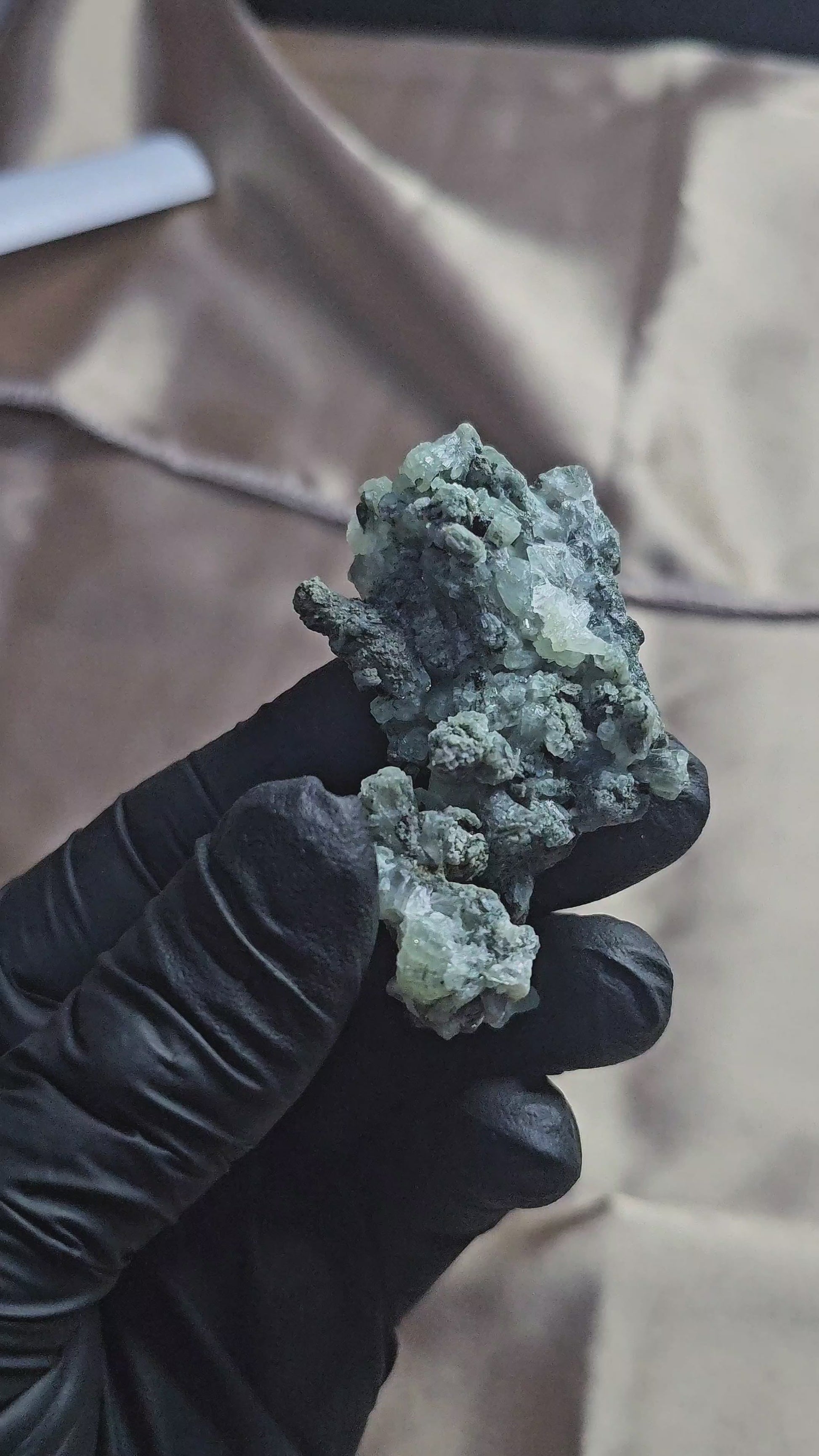 Prehnite de 42g verte nuancée en provenance du Maroc