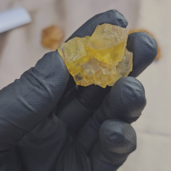 fluorite maclée translucide à cubes jaune miel du Maroc de 15g - Vue en 360° et présentation du dessus