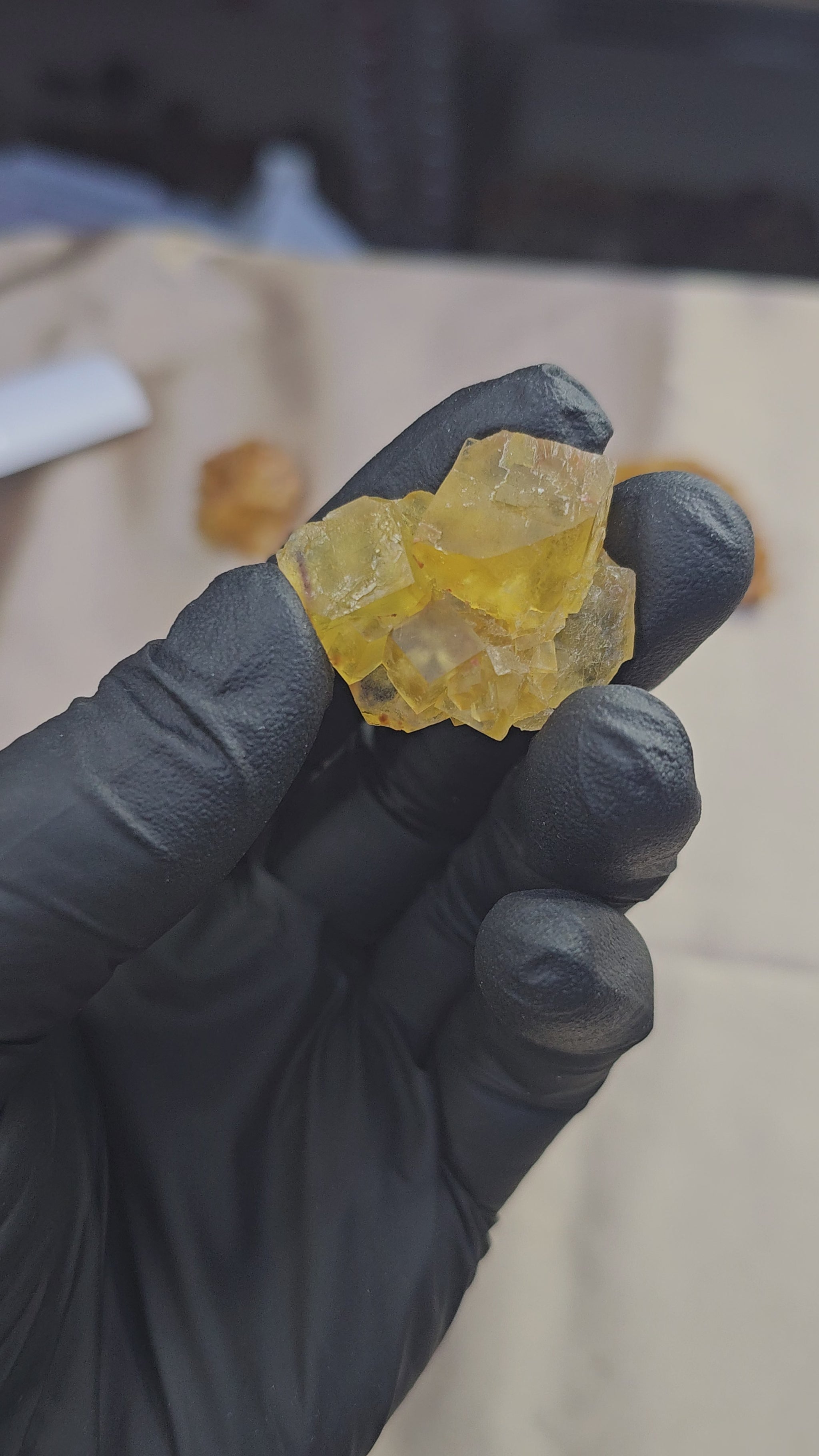 fluorite maclée translucide à cubes jaune miel du Maroc de 15g - Vue en 360° et présentation du dessus