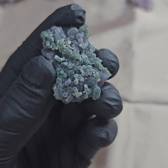 Calcédoine botryoïde ou grappe verte et violette de 12g - Vue du dessus et en 360°
