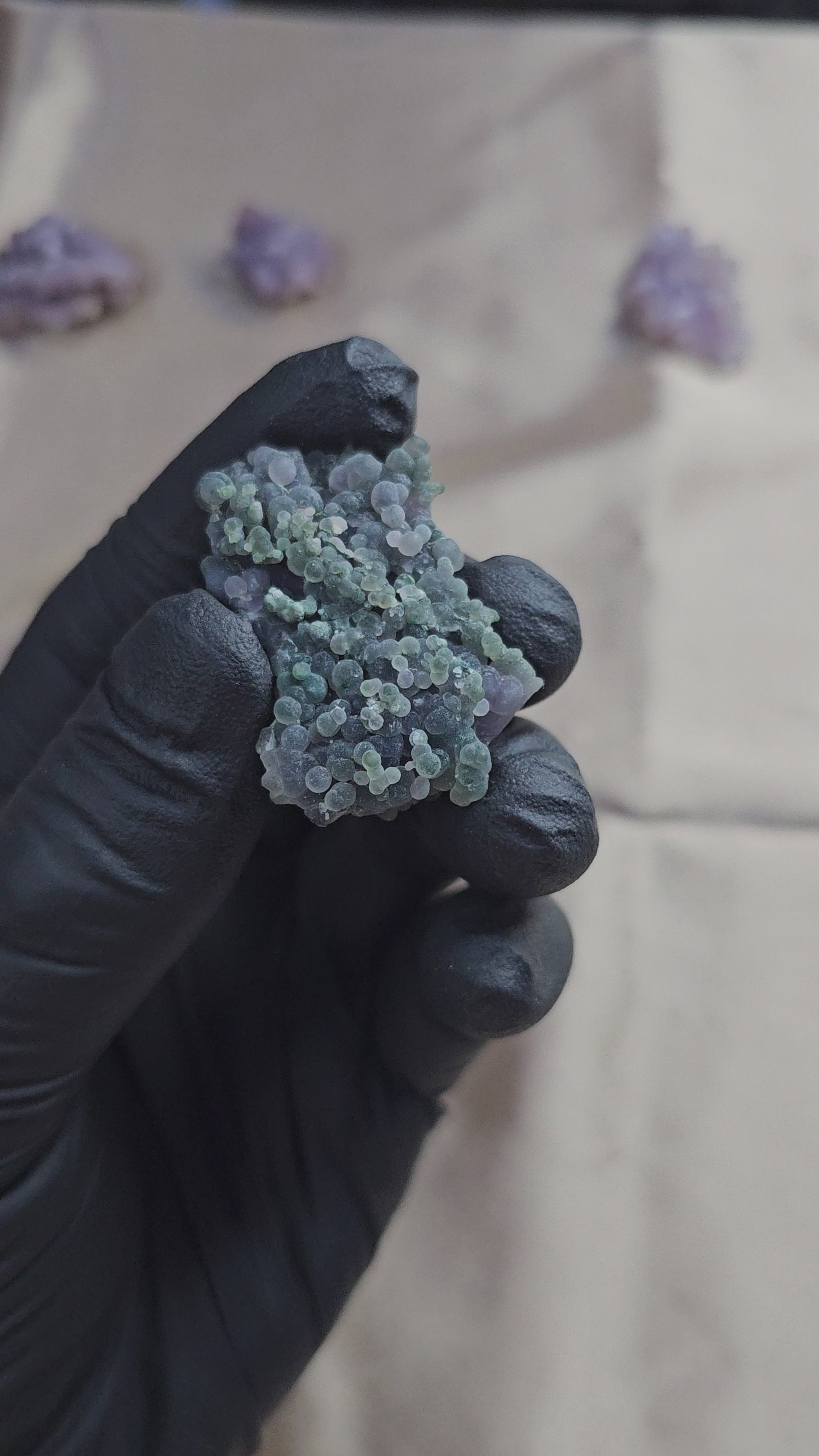 Calcédoine botryoïde ou grappe verte et violette de 12g - Vue du dessus et en 360°