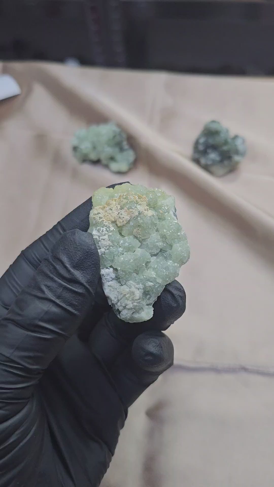 Prehnite verte claire et arrière en byssolite en provenance du Maroc - 50g