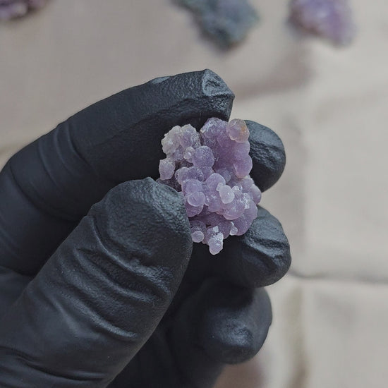 Calcédoine botryoïde scintillante violette de 6g 