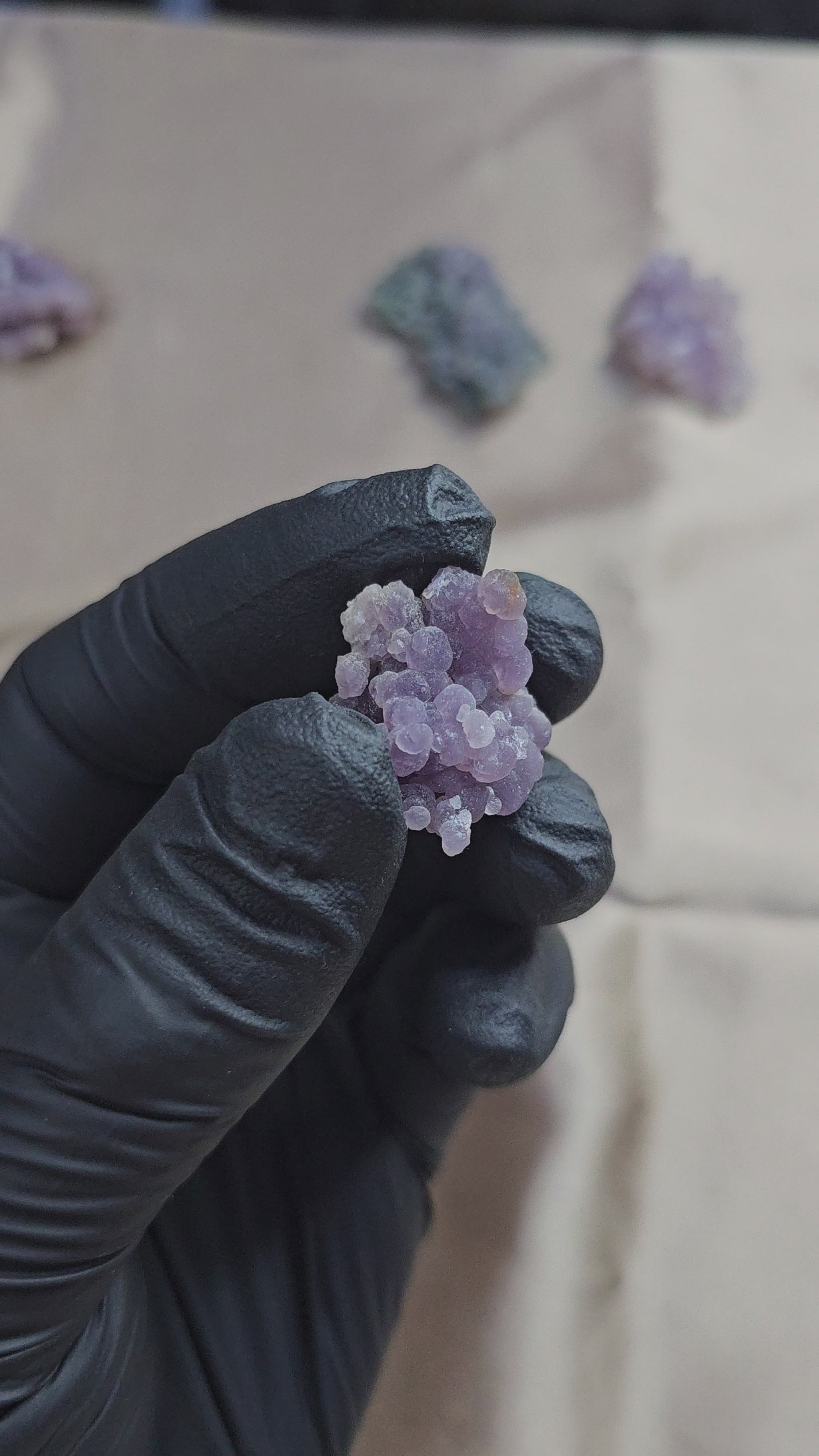 Calcédoine botryoïde scintillante violette de 6g 