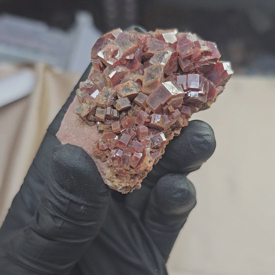 Vanadinite à cristaux hexagonaux 168g de Mibladen au Maroc