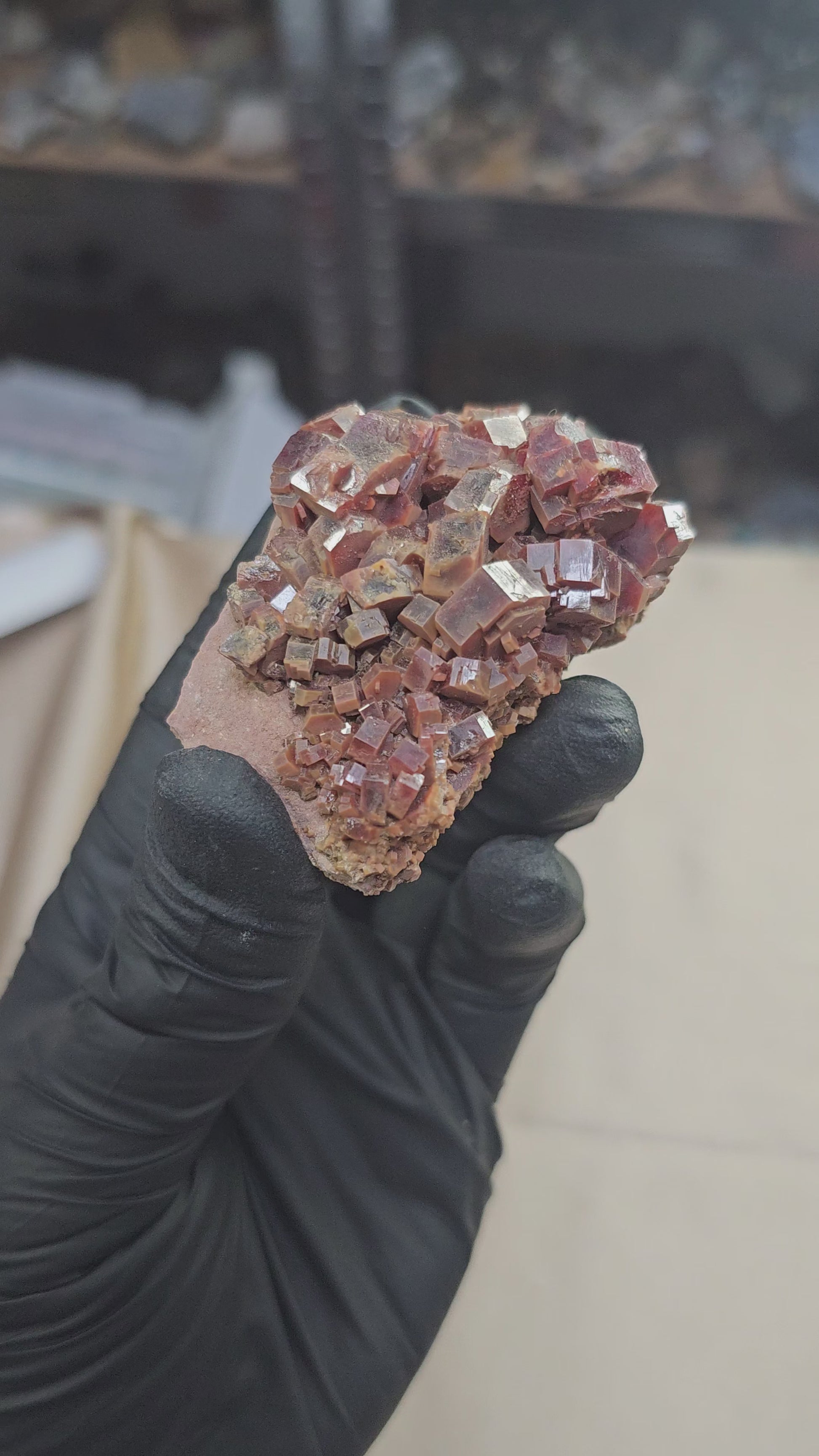 Vanadinite à cristaux hexagonaux 168g de Mibladen au Maroc