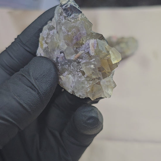 Fluorite maclée jaune vert surmontée de son cube en galène de 52g en provenance du Maroc - Présentation du dessus et en 360°