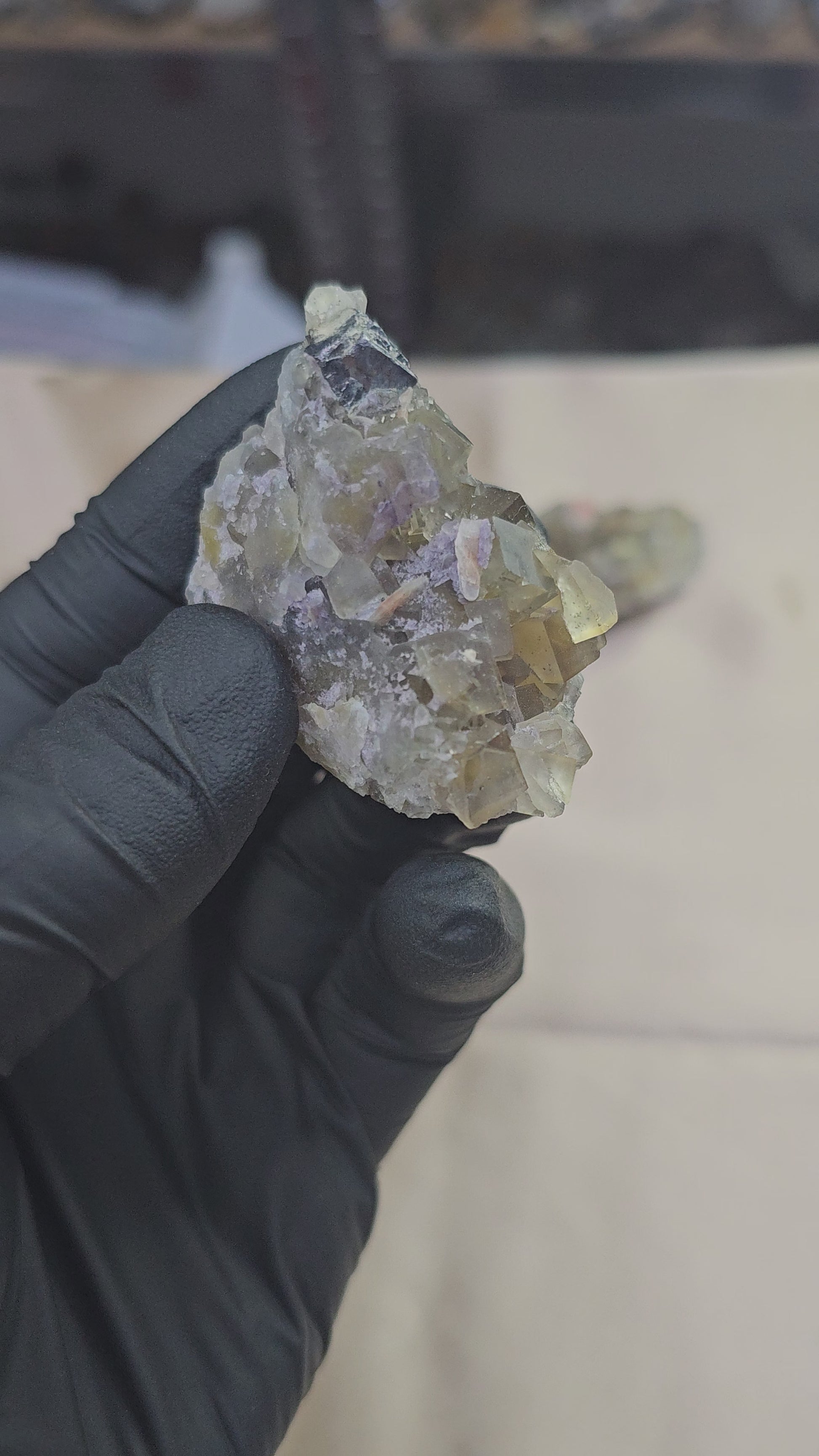 Fluorite maclée jaune vert surmontée de son cube en galène de 52g en provenance du Maroc - Présentation du dessus et en 360°