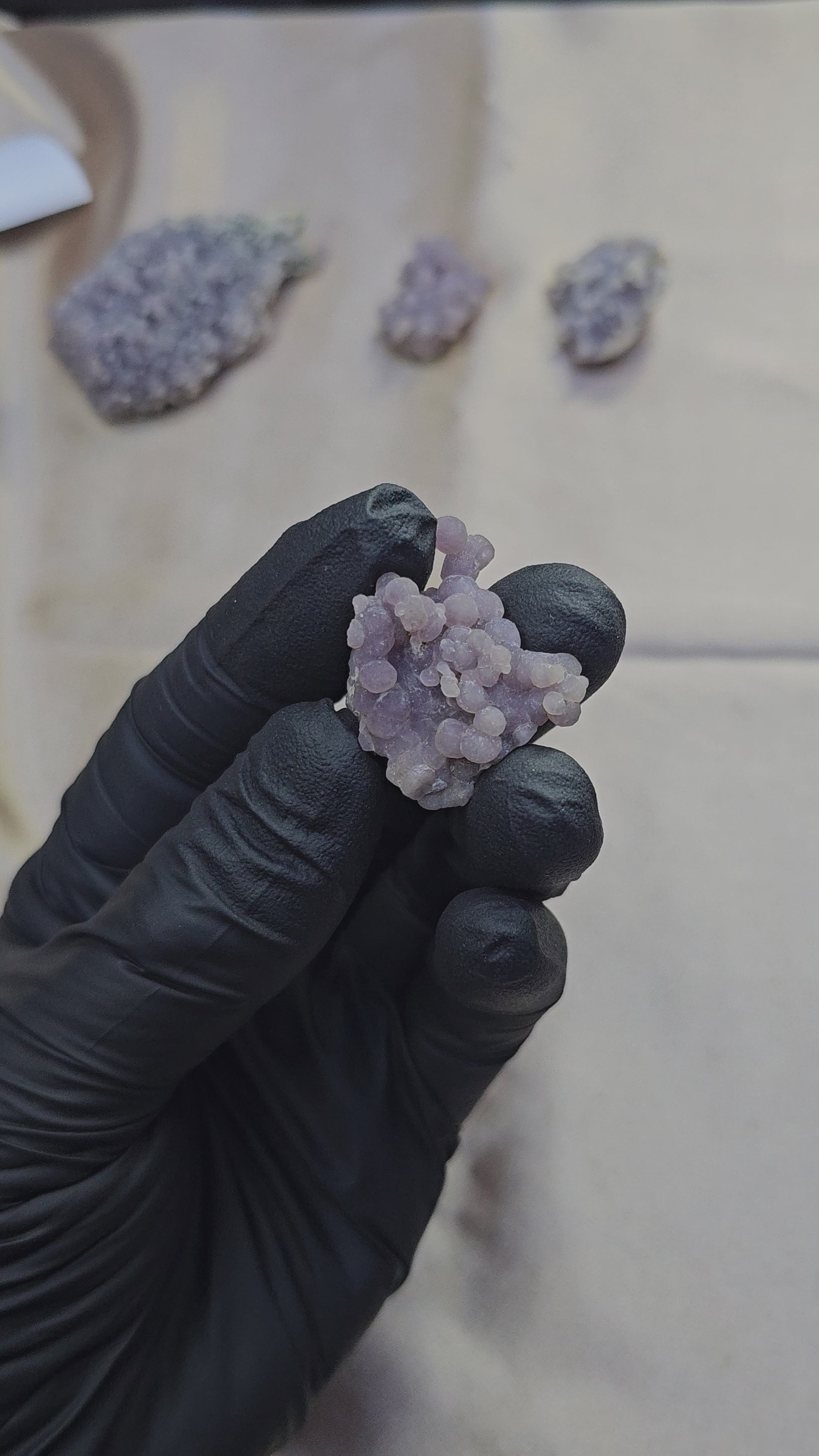 Calcédoine botryoïdale ou grappe violette de 8g Indonésie - Vue en 360° et du dessus