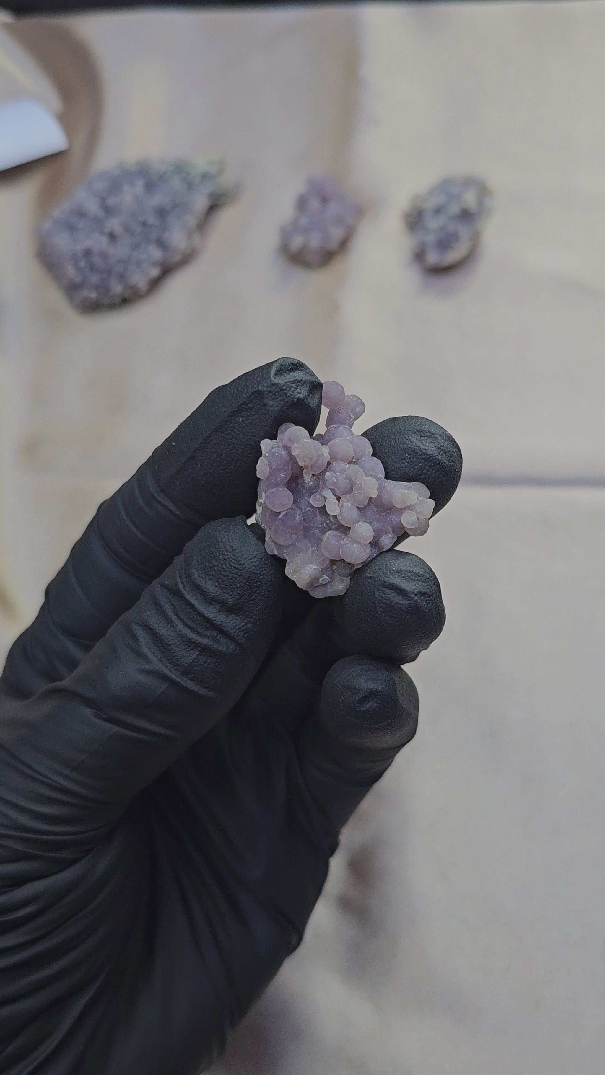 Calcédoine botryoïdale ou grappe violette de 8g Indonésie - Vue en 360° et du dessus