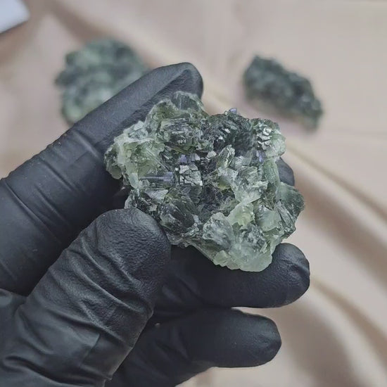 Prehnite cristaux orthorhombiques verts foncés 47g du Maroc - Vue à 360°