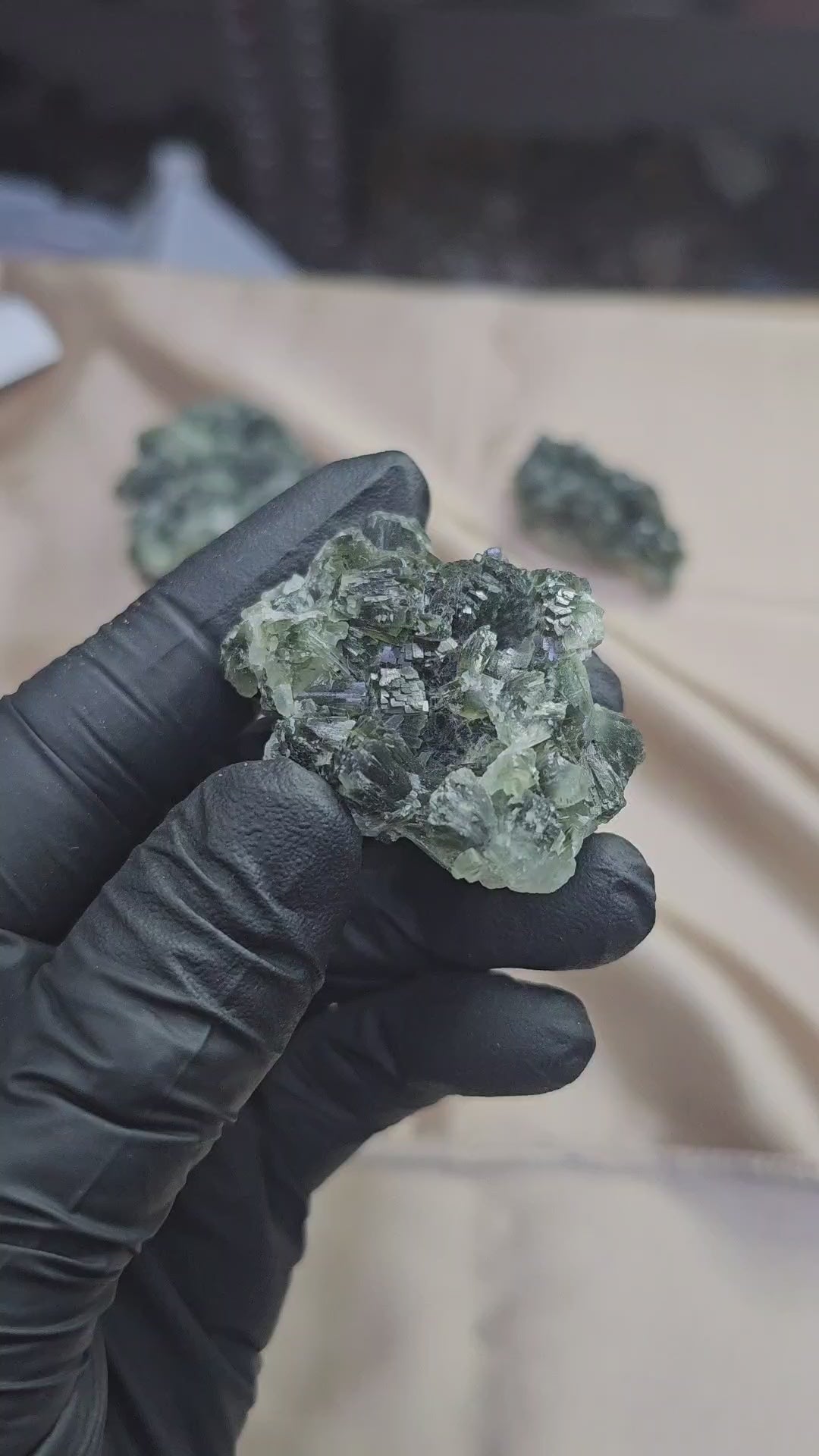 Prehnite cristaux orthorhombiques verts foncés 47g du Maroc - Vue à 360°