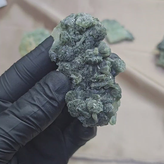 Prehnite aux cristaux orthorhombiques foncés de 67g en provenance du Maroc