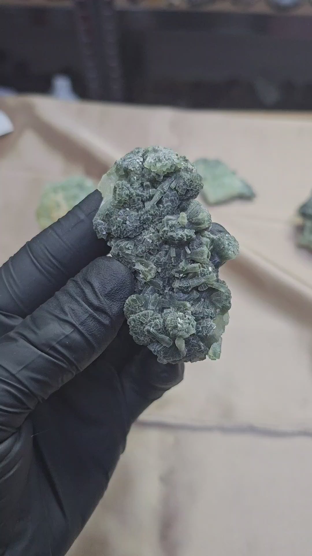 Prehnite aux cristaux orthorhombiques foncés de 67g en provenance du Maroc