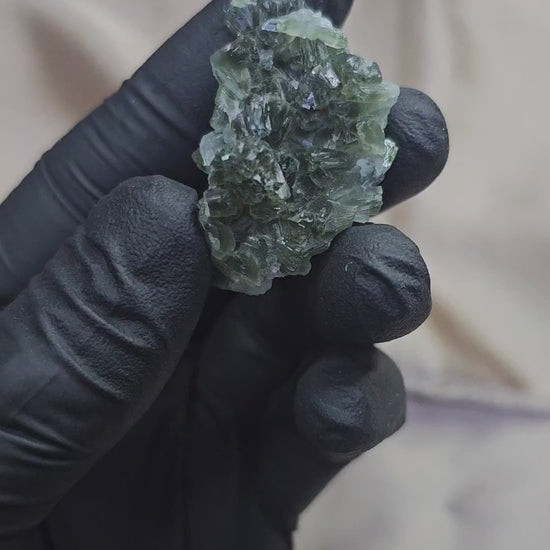 Prehnite foncée aux sublimes cristaux brutes de 21g - Vue du dessus et à 360°