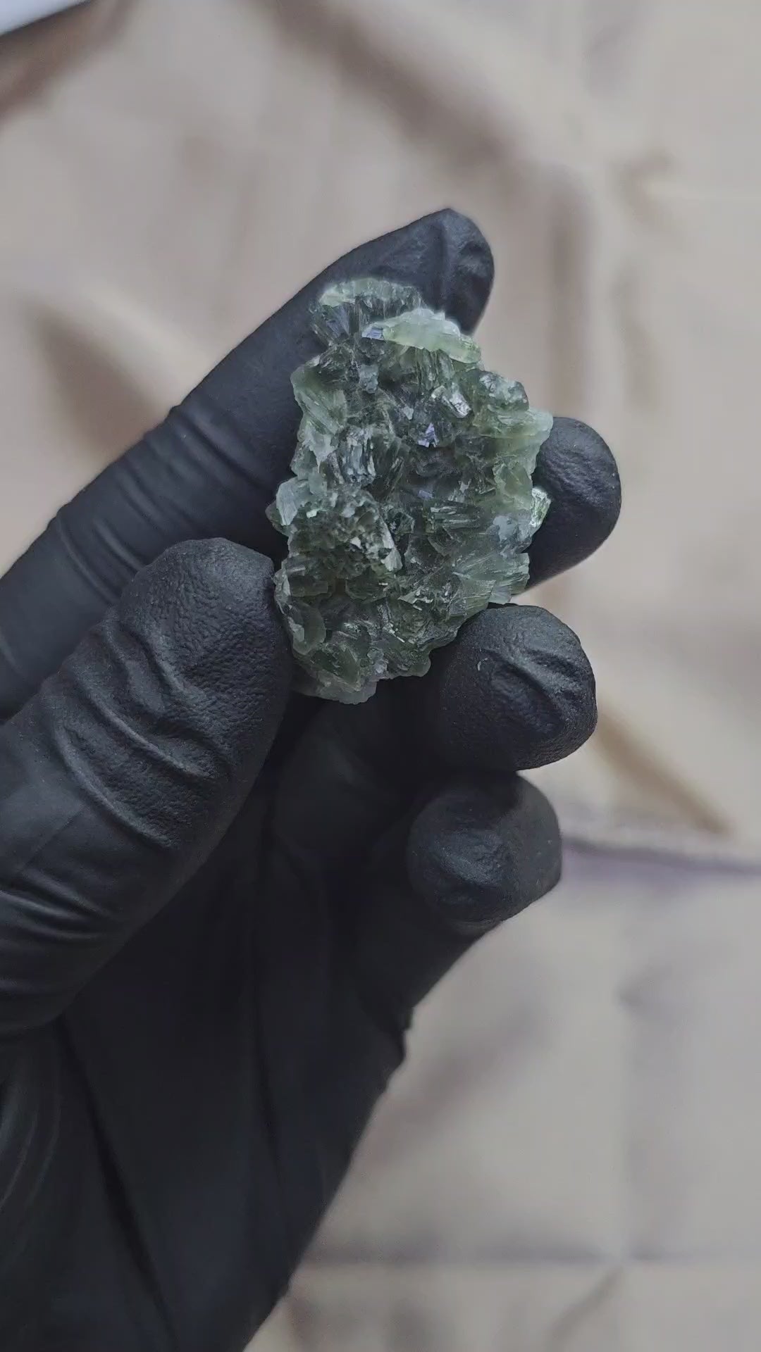 Prehnite foncée aux sublimes cristaux brutes de 21g - Vue du dessus et à 360°