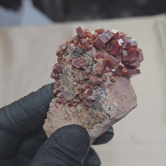 Vanadinite rouge à cristaux hexagonaux de 95g de Mibladen au Maroc - Vue du dessus et en 360°