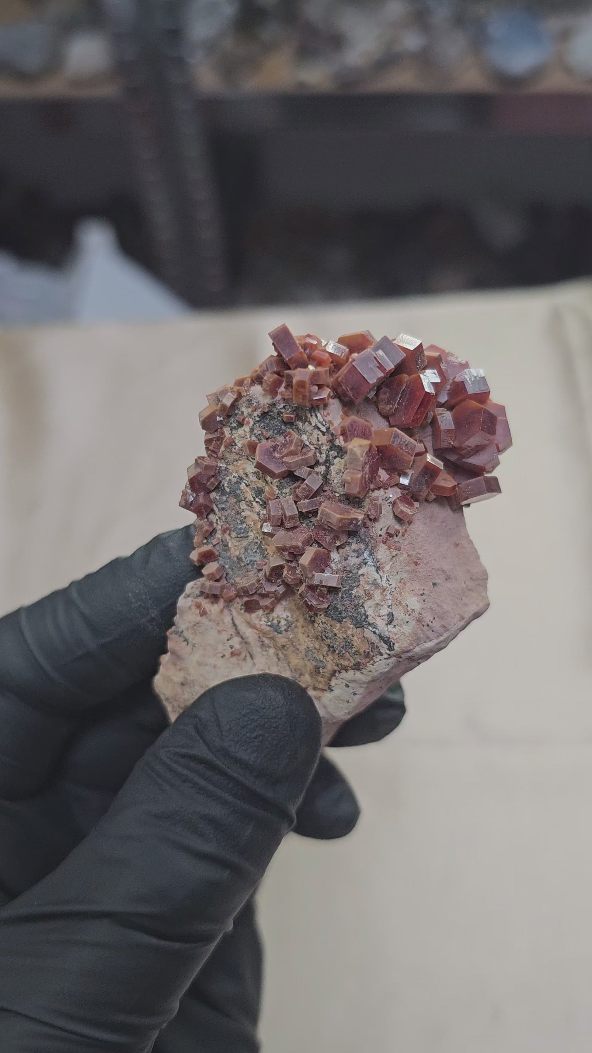 Vanadinite rouge à cristaux hexagonaux de 95g de Mibladen au Maroc - Vue du dessus et en 360°