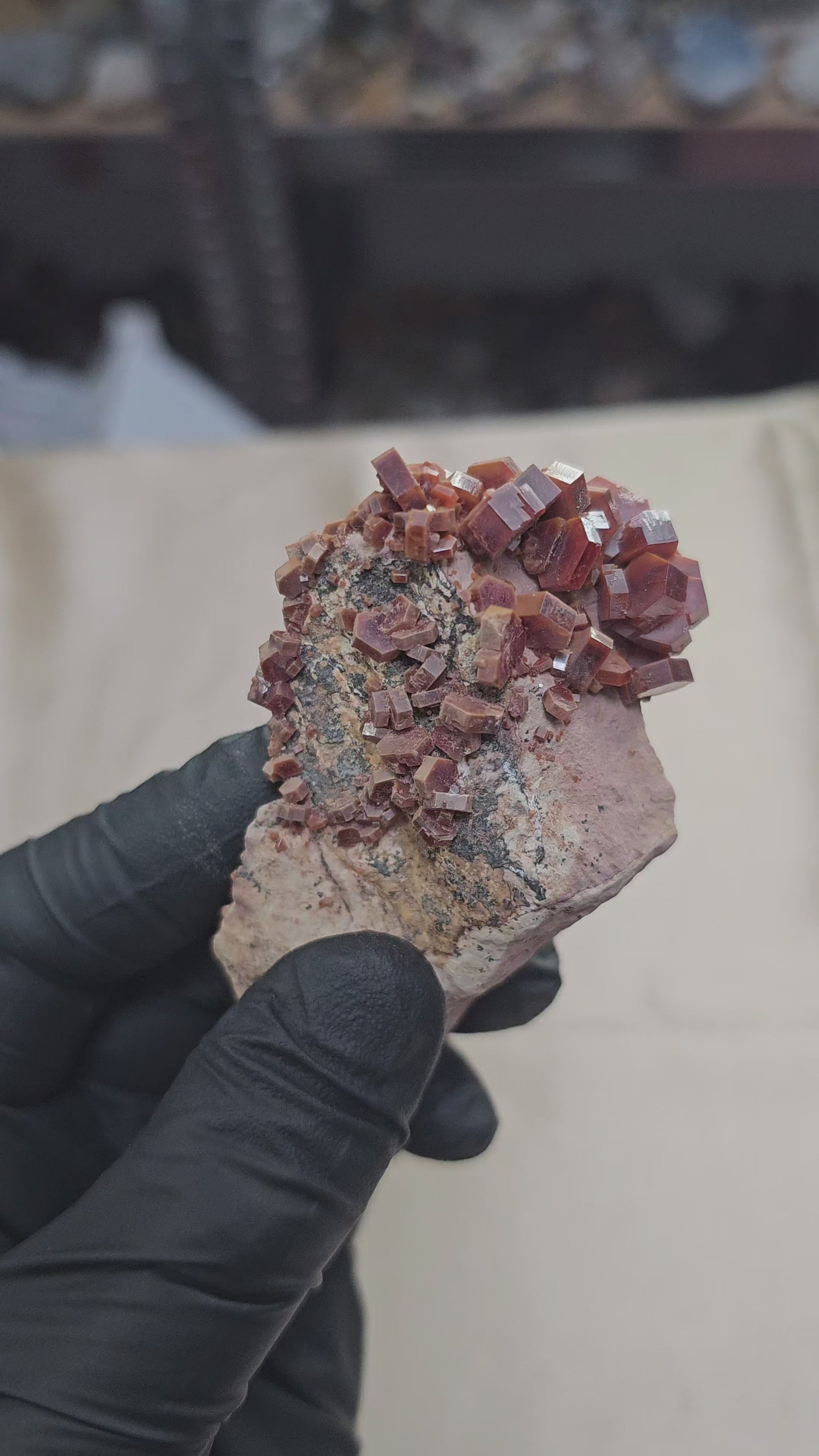 Vanadinite rouge à cristaux hexagonaux de 95g de Mibladen au Maroc - Vue du dessus et en 360°