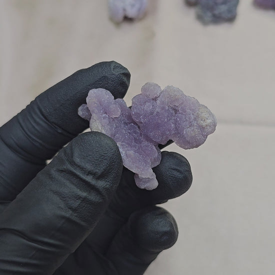 Calcédoine botryoïde violette et scintillante de 11g - Vue du dessus et à 360°