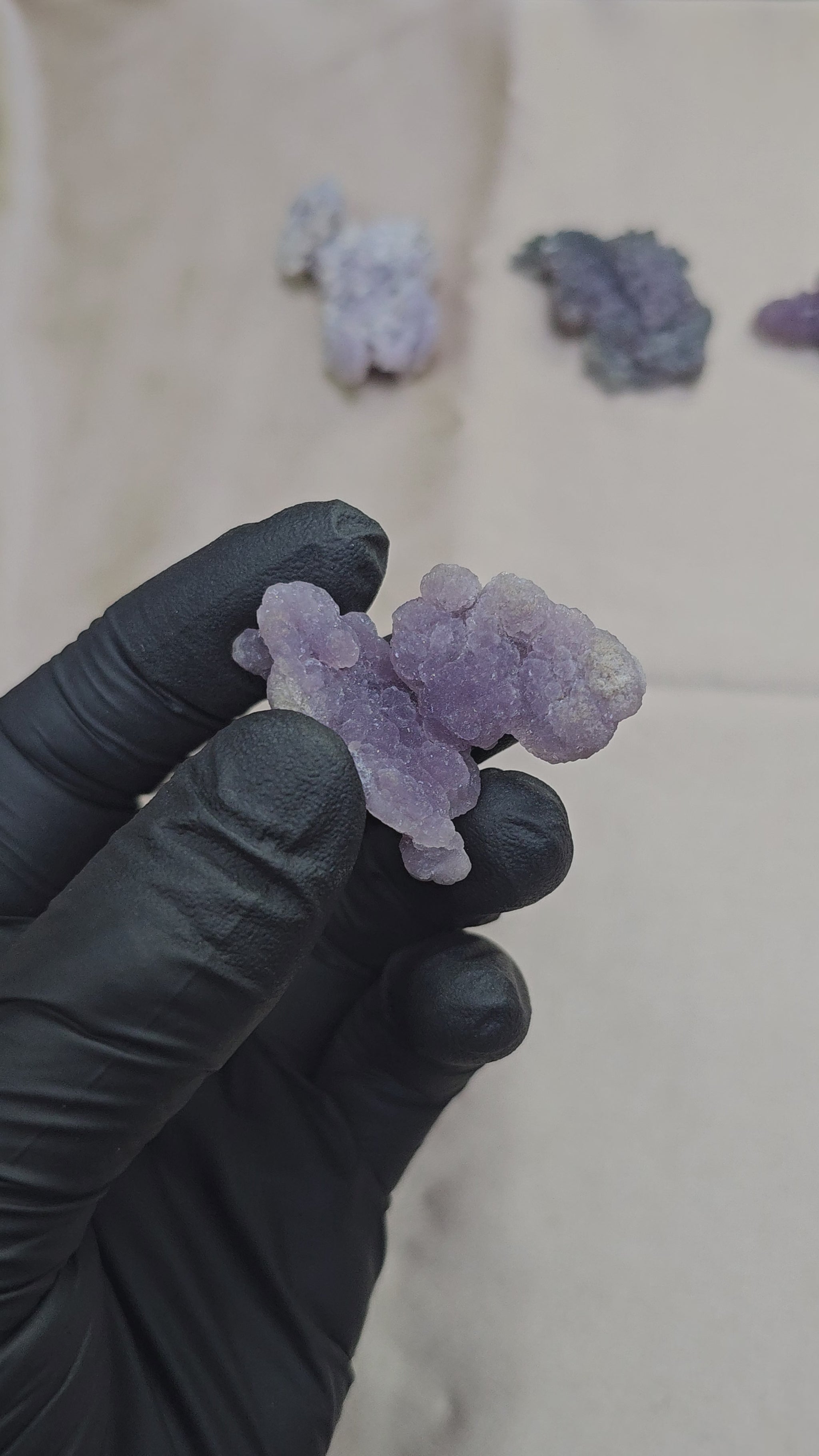 Calcédoine botryoïde violette et scintillante de 11g - Vue du dessus et à 360°