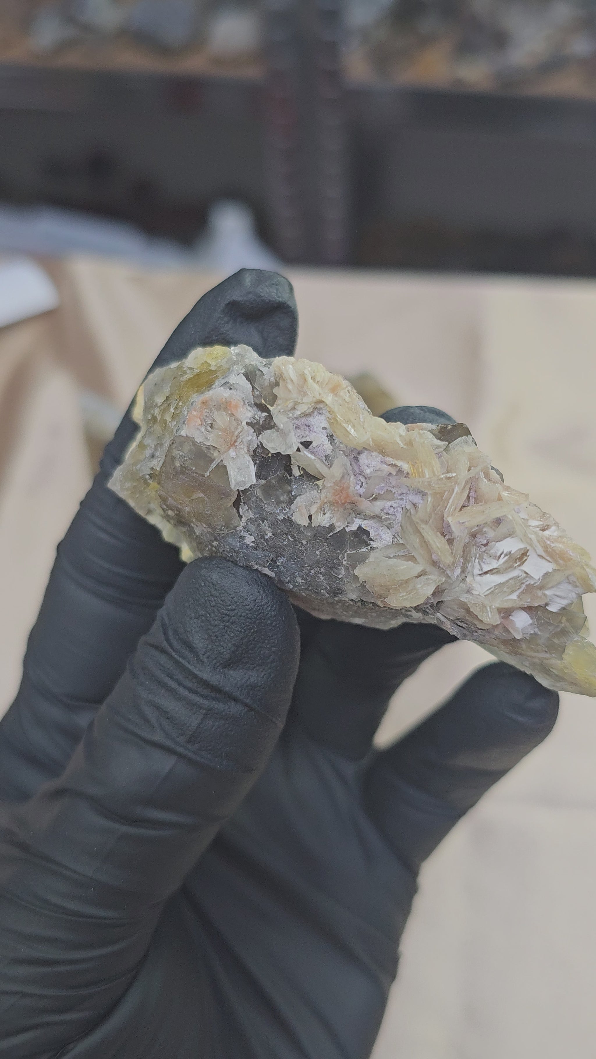 Baryte sur fluorite marocaine de 76g - Vue en 360°