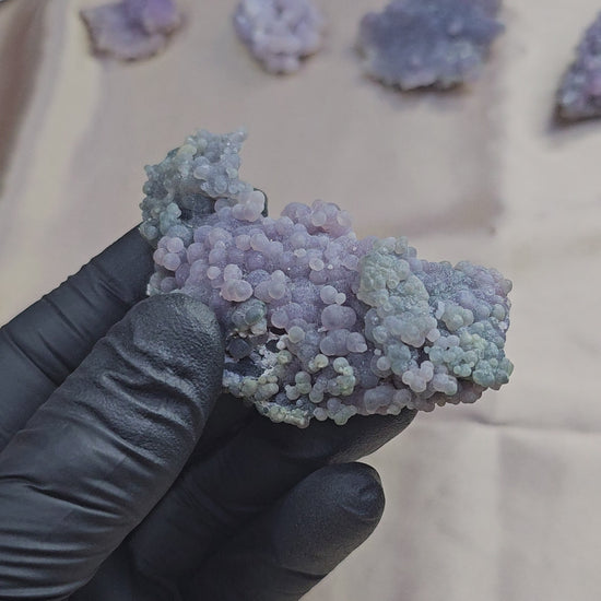 Calcédoine à cristallites de quartz bicolore violette et verte de 52g - Vue en 360°
