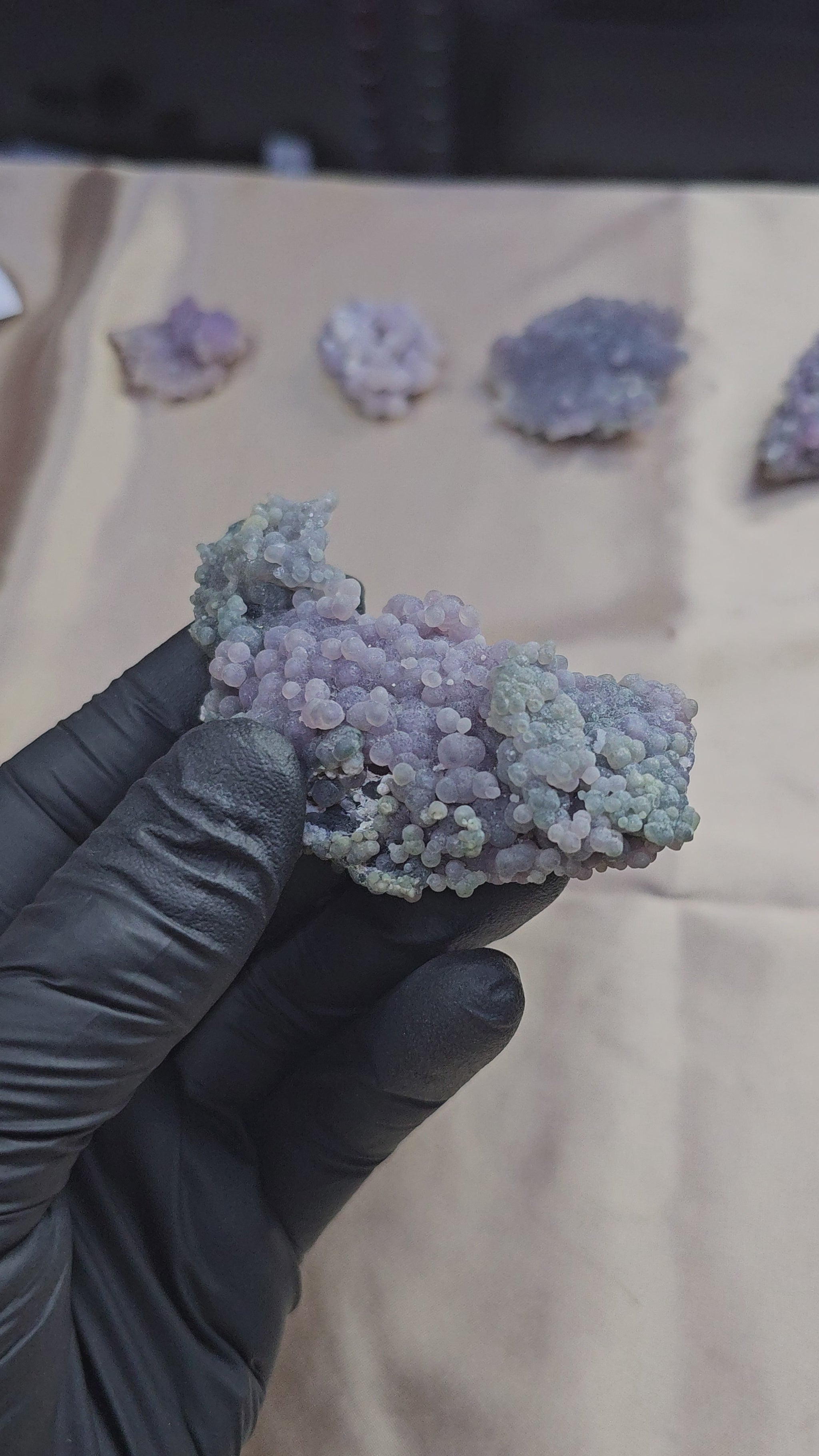 Calcédoine à cristallites de quartz bicolore violette et verte de 52g - Vue en 360°