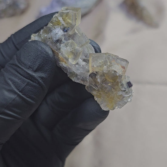 Fluorite miel maclée à zonage bleu avec galène de 28g du Maroc - Vue du dessus et en 360°