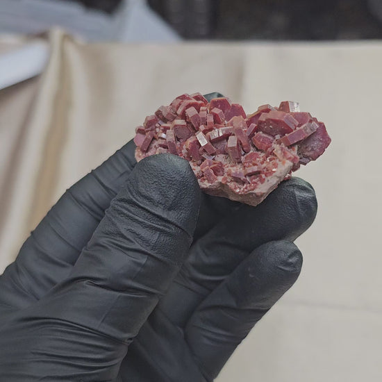 Vanadinite rouge à cristaux hexagonaux de 72g de Mibladen au Maroc  Vue en 360°
