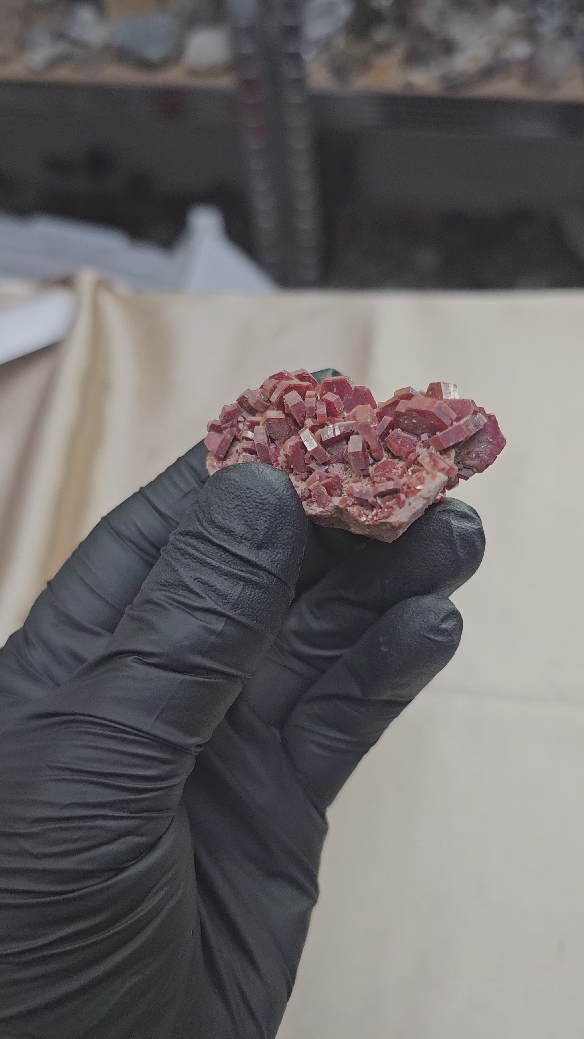Vanadinite rouge à cristaux hexagonaux de 72g de Mibladen au Maroc  Vue en 360°