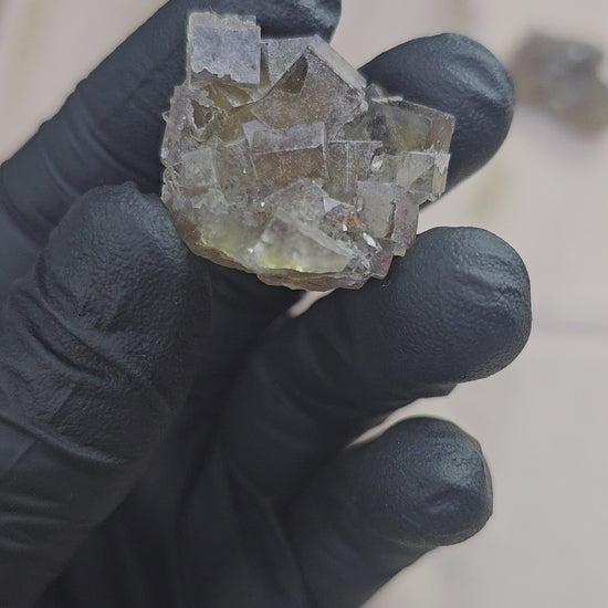 Fluorite miel zonée et maclée recouverte de petits cristaux de quartz de 18g 