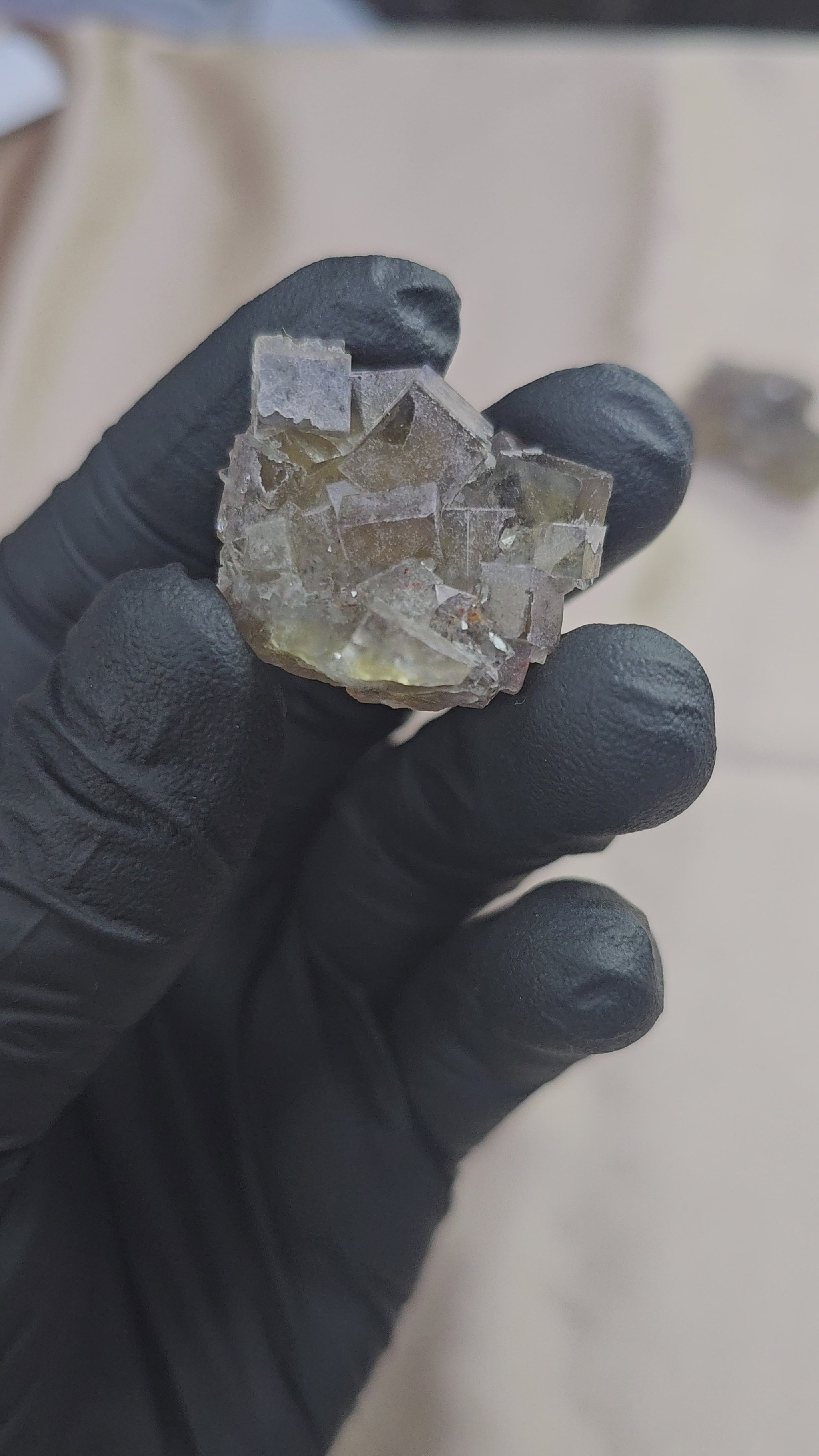 Fluorite miel zonée et maclée recouverte de petits cristaux de quartz de 18g 