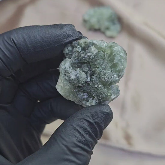 Prehnite à inclusion de byssolite à l'arrière de 42g - Vue à 360°